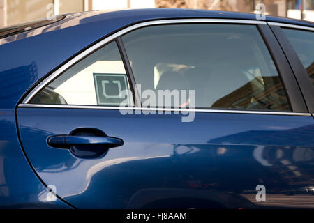 Uber-Aufkleber auf Autoscheibe - USA Stockfoto