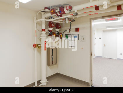 Die Leitungen des Steuerventils (hydraulisches Steuerventil, Wasser Steuerventil) im kommerziellen Bau - USA Stockfoto