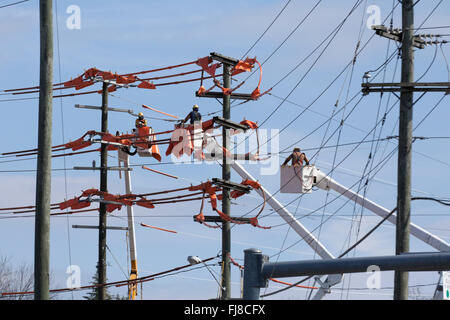 Linemen arbeiten an der elektrischen Leitung - USA Stockfoto