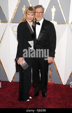 Los Angeles, Kalifornien, USA. 28. Februar 2016. 28. Februar 2016 - Los Angeles Kalifornien USA - Regisseur STEVEN SPIELBERG, Frau KATE CAPSHAW bei den 88. Academy Awards - Ankünfte statt am Hollywood/Highland Komplex Los Angeles © Paul Fenton/ZUMA Draht/Alamy Live News Stockfoto
