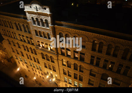 Nachtansicht des Gerichtsgebäudes Place Building. Hubbard Street, Chicago. Illinois Stockfoto