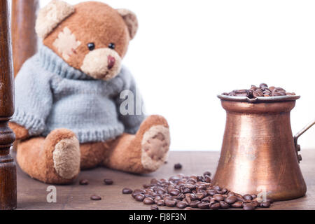 Teddybär und Kaffee Cezve oder Ibrik auf weißem Hintergrund Stockfoto