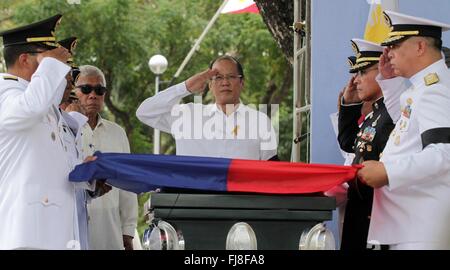 Taguig City, Philippinen. 29. Februar 2016. Präsident Benigno S. Aquino III. übergibt die gefalteten Philippinische Flagge Eduardo Quirino, Enkel von der späten Präsident Quirino, während der Übertragung und die Umbettung der Überreste der späten Präsident Elpidio R. Quirino bei Libingan ng Mga Bayani Bayani Straße. Malacañang Foto © Bureau/Pacific Press /HO/Alamy Live-Nachrichten Stockfoto