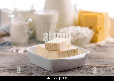 Griechischer Feta-Käse-Block in weißer Teller Stockfoto