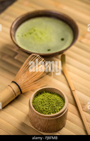 Bio green Matcha Tee in eine Schüssel geben Stockfoto
