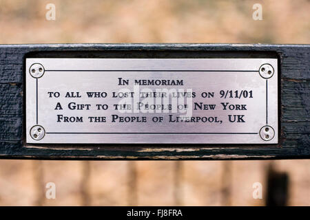 Tafel auf einer Parkbank am John Lennon "imagine" Memorial Teil Strawberry Fields im New Yorker Central Park Stockfoto