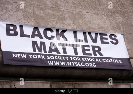 BLACK lebt Angelegenheit Banner angebracht in ein Gebäude am Central Park West in New York City. Graffiti entfernen (FJ8FTP mit Graffiti) Stockfoto