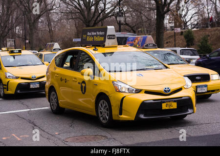 Toyota Hybrid-Taxis südlich am Central Park West im Stadtteil Upper West Side von Manhattan in New York City Reisen Stockfoto