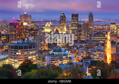 Die Skyline der Innenstadt von Montreal, Quebec, Kanada von der Spitze des Mount Royal. In der Dämmerung fotografiert. Stockfoto