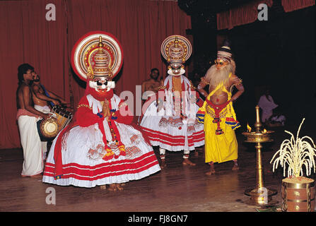 Kathakali Tänzer Durchführung Tanz auf der Bühne, Kerala, Indien, Asien Stockfoto