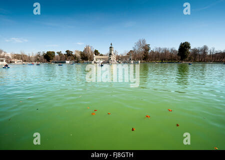 See im Parque del Retiro, Madrid, Spanien. Im Hintergrund, das Denkmal für König Alfonso XII. Stockfoto