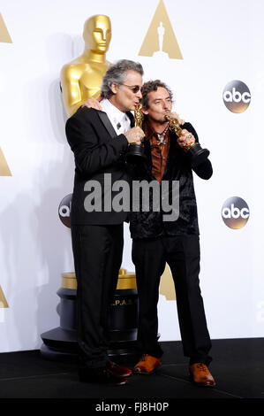 Sound-Editoren David White (R) und Mark A. Mangini Gewinner des Best Sound Editing Award für "Mad Max: Fury Road", stellen im Presseraum während der 88. Annual Academy Awards im Loews Hollywood Hotel am 28. Februar 2016 in Hollywood, Kalifornien. Stockfoto