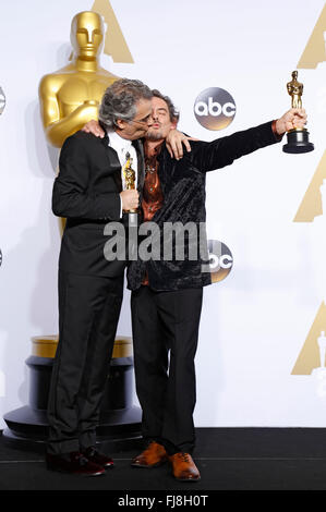 Sound-Editoren David White (R) und Mark A. Mangini Gewinner des Best Sound Editing Award für "Mad Max: Fury Road", stellen im Presseraum während der 88. Annual Academy Awards im Loews Hollywood Hotel am 28. Februar 2016 in Hollywood, Kalifornien. Stockfoto