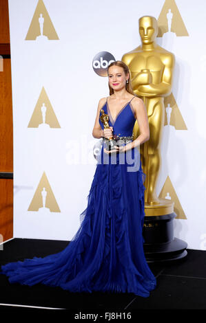 Brie Larson, Gewinner des Award für die beste Darstellerin in einer Hauptrolle für "Raum", stellt im Presseraum während der 88. Annual Academy Awards im Loews Hollywood Hotel am 28. Februar 2016 in Hollywood, Kalifornien. Stockfoto