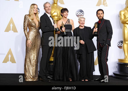 Visagisten Damian Martin (2. v. L), Elka Wardega (C) und Lesley Vanderwalt (2. v. R), Gewinner des besten Make-up und Hairstyling Award für "Mad Max: Fury Road", mit der Schauspielerin Margot Robbie (L) und Schauspieler Jared Leto (R) im Presseraum darstellen, während die 88. Annual Academy Awards im Loews Hollywood Hotel am 28. Februar 2016 in Hollywood, Kalifornien. Stockfoto