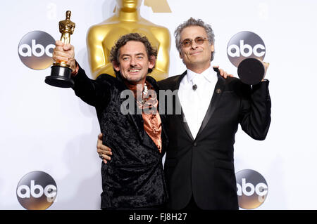 Sound-Editoren David White (L) und Mark A. Mangini Gewinner des Best Sound Editing Award für "Mad Max: Fury Road", stellen im Presseraum während der 88. Annual Academy Awards im Loews Hollywood Hotel am 28. Februar 2016 in Hollywood, Kalifornien. Stockfoto