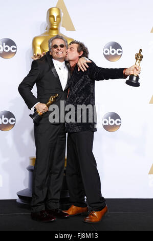 Sound-Editoren David White (R) und Mark A. Mangini Gewinner des Best Sound Editing Award für "Mad Max: Fury Road", stellen im Presseraum während der 88. Annual Academy Awards im Loews Hollywood Hotel am 28. Februar 2016 in Hollywood, Kalifornien. Stockfoto