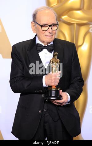 Komponisten Ennio Morricone, Preisträger für die beste Filmmusik "Die hasserfüllten Eight", stellt im Presseraum während der 88. Annual Academy Awards im Loews Hollywood Hotel am 28. Februar 2016 in Hollywood, Kalifornien. Stockfoto