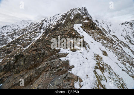 Scharfe Kante im Winter, den berüchtigten und gefährlichen steilen Grat im Vorfeld Blencathra, Lake District, Cumbria Stockfoto