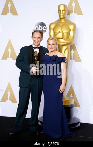 Hollywood, Kalifornien. 28. Februar 2016. Mark Rylance, Gewinner des Award für den besten Schauspieler in einer stützenden Rolle für "Agentenbrücke" posiert mit Patricia Arquette im Presseraum während der 88. Annual Academy Awards im Loews Hollywood Hotel am 28. Februar 2016 in Hollywood, Kalifornien. © Dpa/Alamy Live-Nachrichten Stockfoto