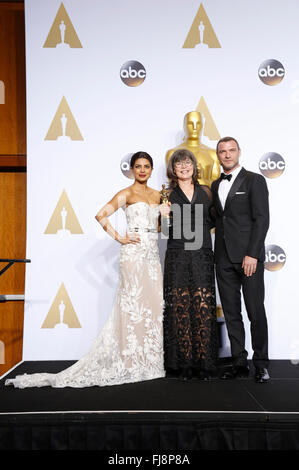 Hollywood, Kalifornien. 28. Februar 2016. Editor Margaret Sixel, Preisträger für den besten Filmschnitt "Mad Max: Fury Road", Posen mit Priyanka Chopra (L) und Liev Schreiber im Presseraum während der 88. Annual Academy Awards im Loews Hollywood Hotel am 28. Februar 2016 in Hollywood, Kalifornien. © Dpa/Alamy Live-Nachrichten Stockfoto