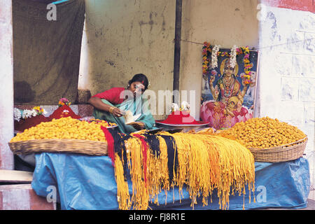 Frau verkaufen religiöse Angebote für hindu Puja, Tamilnadu, Indien, Asien Stockfoto