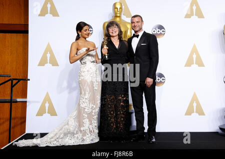 Hollywood, Kalifornien. 28. Februar 2016. Editor Margaret Sixel, Preisträger für den besten Filmschnitt "Mad Max: Fury Road", Posen mit Priyanka Chopra (L) und Liev Schreiber im Presseraum während der 88. Annual Academy Awards im Loews Hollywood Hotel am 28. Februar 2016 in Hollywood, Kalifornien. © Dpa/Alamy Live-Nachrichten Stockfoto