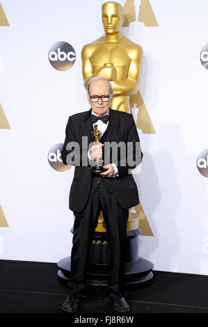 Komponisten Ennio Morricone, Preisträger für die beste Filmmusik "Die hasserfüllten Eight", stellt im Presseraum während der 88. Annual Academy Awards im Loews Hollywood Hotel am 28. Februar 2016 in Hollywood, Kalifornien. Stockfoto