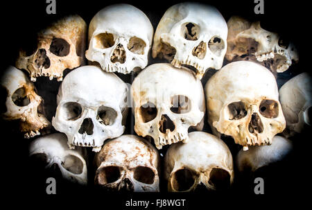 Haufen von Skelett Köpfe gelegt auf einander, Killing Fields, Phnom Penh. Stockfoto