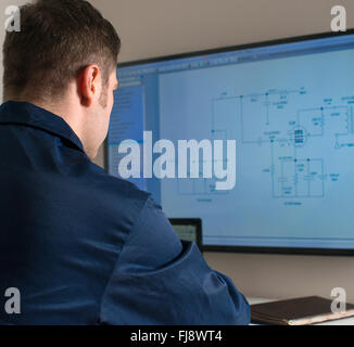 Männliche Arbeiter im Kontrollraum der thermischen Anlage. Stockfoto
