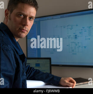 Männliche Arbeiter im Kontrollraum der thermischen Anlage. Stockfoto