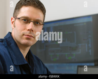 Männliche Arbeiter im Kontrollraum der thermischen Anlage. Stockfoto