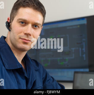 Männliche Arbeiter im Kontrollraum der thermischen Anlage. Stockfoto