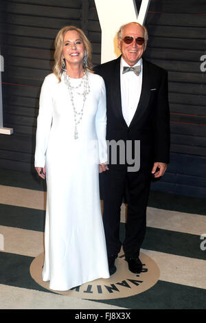 Jimmy Buffett und Jane Slagsvol Teilnahme an der 2016 Vanity Fair Oscar Party gehostet von Graydon Carter im Wallis Annenberg Center für darstellende Künste am 28. Februar 2016 in Beverly Hills, Kalifornien. Stockfoto