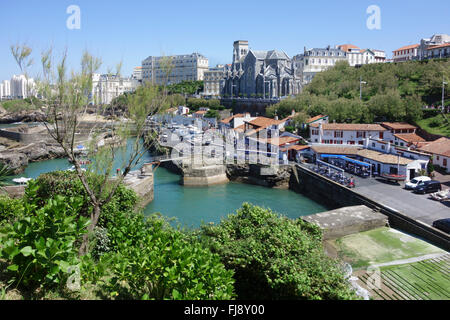 Frankreich, Pyrenees Atlantiques, Pays Basque, Biarritz: Angeln, Hafen oder Hafen Vieux und die Kirche Sainte Eugenie Stockfoto