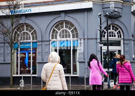 London, UK. 1. März 2016. Fußgänger geht vorbei an einer Barclays Bank-Filiale in Harringay, North London. Barclays-Berichte, die 2 % Rückgang vor Steuern Ganzjahres Gewinne £ 5,4 Milliarden und eine umfassende Umstrukturierung einschließlich seine Tätigkeit in Afrika zu verkaufen. Die Banken Dividende in Höhe von 6,5 p für das Jahr 2015 wird auf 3P in jedem 2016 und 2017 geschnitten werden, als die Bank bewegt sich seine finanzielle Stärke zu bewahren. Bildnachweis: Dinendra Haria/Alamy Live-Nachrichten Stockfoto