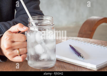 Zarte Frauenhand hält ein kaltes Glas Wasser, stock Foto Stockfoto