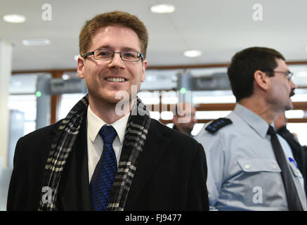 Karlsruhe, Deutschland. 1. März 2016. Peter Richter (L), Anwalt für Deutschlands rechtsextremen nationale demokratische Partei (NPD), kommt zu einer Anhörung über das Verbot der Partei an das Bundesverfassungsgericht in Karlsruhe, Deutschland, 1. März 2016. Der deutsche Bundesrat einer gesetzgebenden Körperschaft, die Vertreter der 16 Bundesländer hatte eine Klage um die Partei zu verbieten. Foto: UWE ANSPACH/Dpa/Alamy Live News Stockfoto