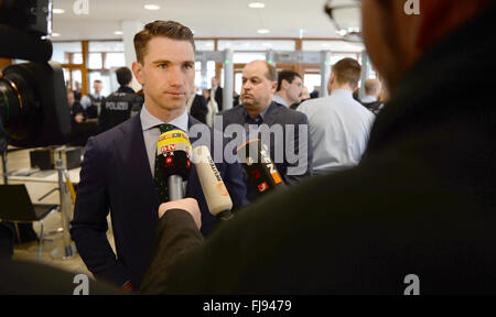 Karlsruhe, Deutschland. 1. März 2016. Frank Franz, Führer von Deutschlands rechtsextremen nationale demokratische Partei (NPD), spricht mit Journalisten vor einer Anhörung über das Verbot der Partei auf das Bundesverfassungsgericht in Karlsruhe, Deutschland, 1. März 2016. Der deutsche Bundesrat einer gesetzgebenden Körperschaft, die Vertreter der 16 Bundesländer hatte eine Klage um die Partei zu verbieten. Foto: MARIJAN MURAT/Dpa/Alamy Live News Stockfoto