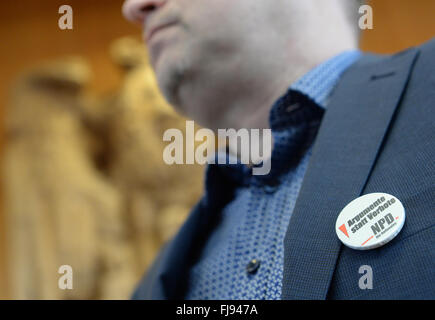 Karlsruhe, Deutschland. 1. März 2016. Ein Teilnehmer trägt eine Plakette, die "Argumente statt Verbote, NPD" vor einer Anhörung über das Verbot von Deutschlands rechtsextremen nationale demokratische Partei (NPD) an das Bundesverfassungsgericht in Karlsruhe, Deutschland, 1. März 2016 liest. Der deutsche Bundesrat einer gesetzgebenden Körperschaft, die Vertreter der 16 Bundesländer hatte eine Klage um die Partei zu verbieten. Foto: MARIJAN MURAT/Dpa/Alamy Live News Stockfoto