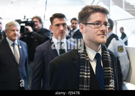 Karlsruhe, Deutschland. 1. März 2016. NPD-Anwalt Peter Richter (R-L), Frank Franz, Führer von Deutschland der rechtsextremen nationalen demokratischen Partei (NPD) und Udo Voigt, Mitglied des Europäischen Parlaments für die NPD zu einer Anhörung über das Verbot der Partei auf das Bundesverfassungsgericht in Karlsruhe, Deutschland, 1. März 2016 kommen. Der deutsche Bundesrat einer gesetzgebenden Körperschaft, die Vertreter der 16 Bundesländer hatte eine Klage um die Partei zu verbieten. Foto: UWE ANSPACH/Dpa/Alamy Live News Stockfoto