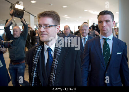 Karlsruhe, Deutschland. 1. März 2016. Frank Franz (vorne R), Führer der rechtsextremen nationalen demokratischen Partei (NPD) und der NPD-Anwalt Peter Richter Deutschlands kommen zu einer Anhörung über das Verbot der Partei an das Bundesverfassungsgericht in Karlsruhe, Deutschland, 1. März 2016. Der deutsche Bundesrat einer gesetzgebenden Körperschaft, die Vertreter der 16 Bundesländer hatte eine Klage um die Partei zu verbieten. Foto: MARIJAN MURAT/Dpa/Alamy Live News Stockfoto