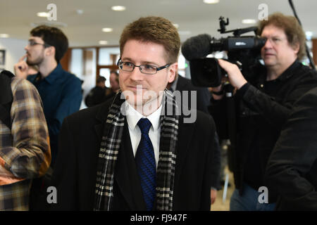 Karlsruhe, Deutschland. 1. März 2016. Peter Richter (C), Anwalt für Deutschlands rechtsextremen nationale demokratische Partei (NPD), spricht mit Journalisten vor einer Anhörung über das Verbot der Partei auf das Bundesverfassungsgericht in Karlsruhe, Deutschland, 1. März 2016. Der deutsche Bundesrat einer gesetzgebenden Körperschaft, die Vertreter der 16 Bundesländer hatte eine Klage um die Partei zu verbieten. Foto: UWE ANSPACH/Dpa/Alamy Live News Stockfoto