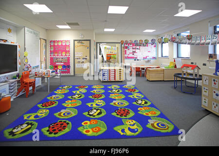 Innenansicht eines Kindergartenklasssraums in einer neuen britischen Grundschule. Leer, keine Pupillen. Stockfoto