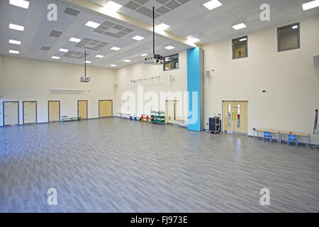 Eine multifunktionale Aula in einer neu erbauten, britische Grundschule Stockfoto