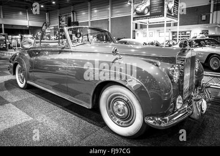 Luxus-Auto Rolls-Royce Silver Cloud II Drophead Coupé, 1962. Schwarz und weiß. Stockfoto