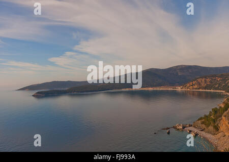 Blick auf Jaz Kap, Platamuni Cape (hinten) und Jaz Strand nahe der Stadt Budva, Montenegro. Teil von Budva Riviera resort Stockfoto