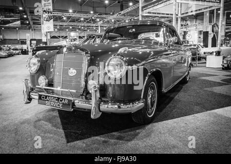 Luxus-Auto Mercedes-Benz 220er Cabrio (W180), 1959. Schwarz und weiß. Stockfoto