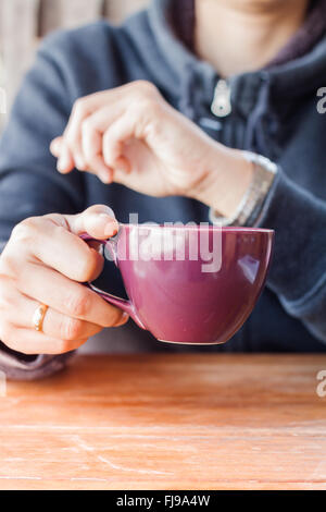 Frau prüft die Zeit auf eine Armbanduhr, Fotoarchiv Stockfoto