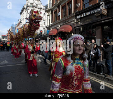 LONDON UK Performer tragen einen traditionellen Drachen während der Feierlichkeiten des chinesischen Neujahrs hier 14. Februar 2016. Stockfoto